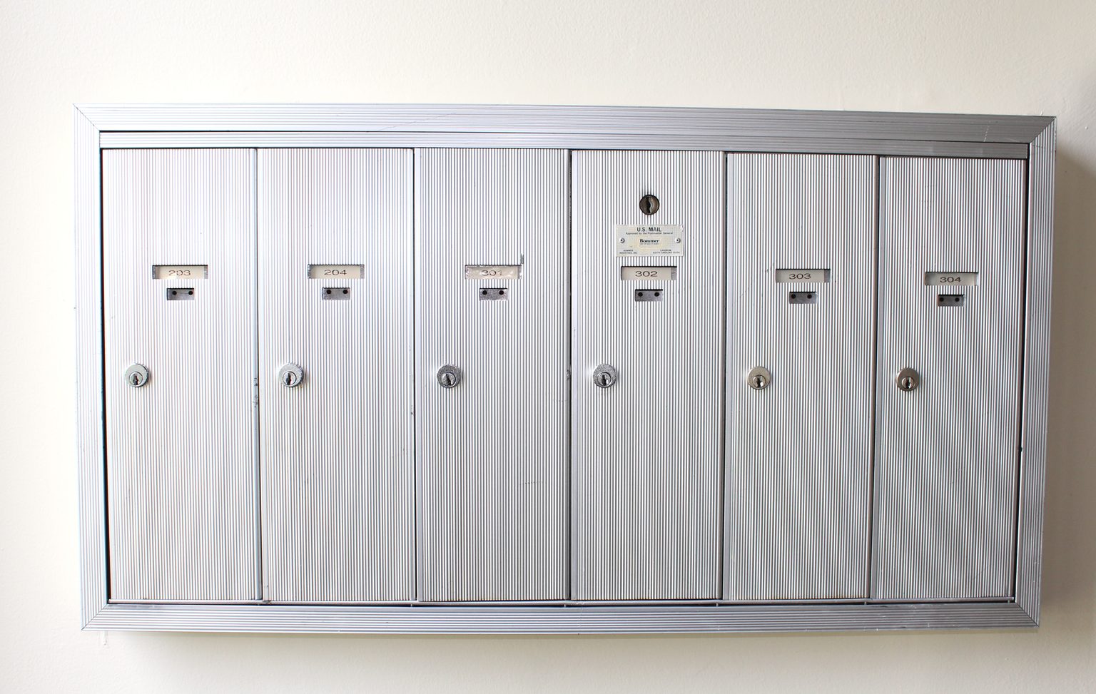 Apartment mailboxes with individual cam locks